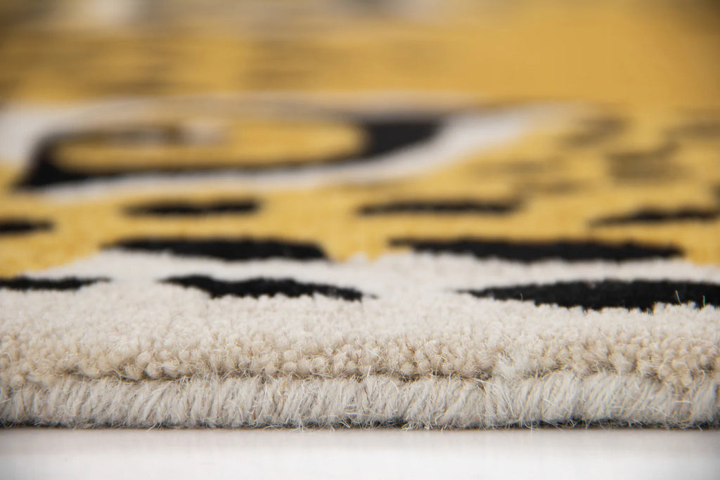 Close-up of a the thick wool border